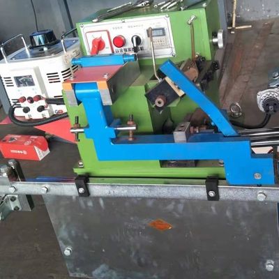 Saldatura manuale con lame di sega in lega di stellato per officine di riparazione di macchine